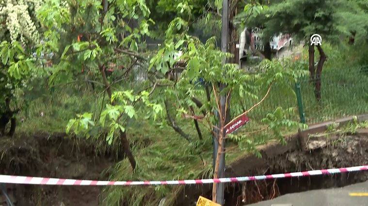 Sağanak sonrası Ankara’da yol çöktü 19